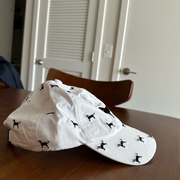 The Black Dog baseball cap, white with little black dogs - Picture 3 of 5